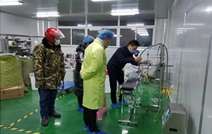 豫昶B400Plus自動(dòng)噴碼機(jī)在口罩消毒液等醫(yī)療物資包裝上噴印